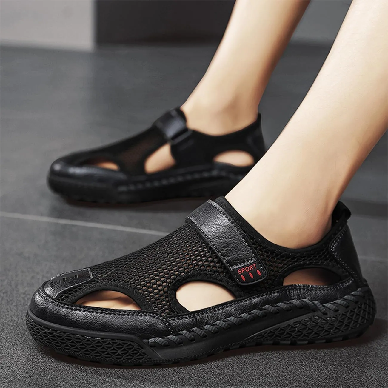 Breathable Men's Leather Hiking Sandals Closed-Toe Outdoor Water Shoes Beach Casual Summer Footwear